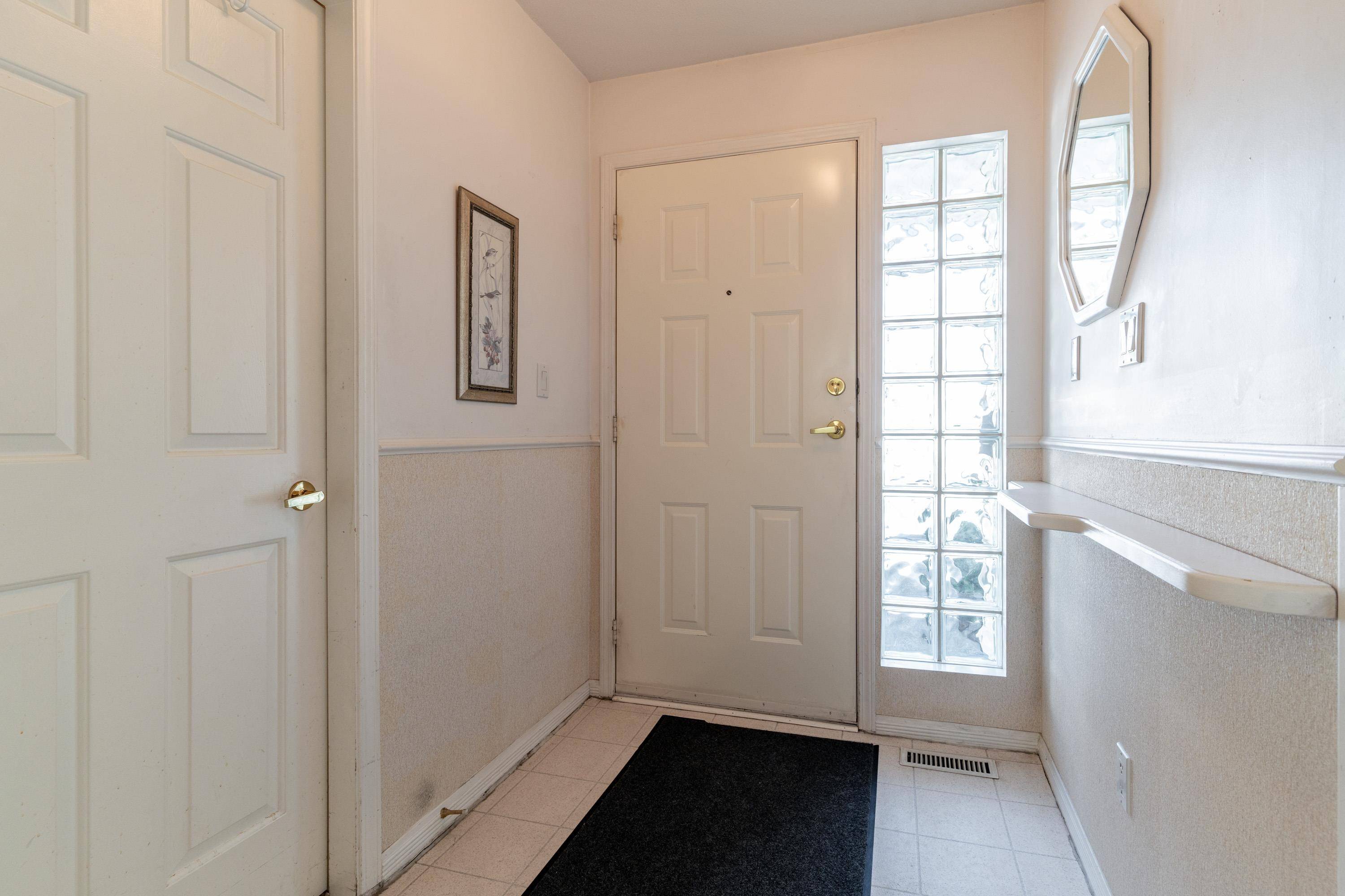 Surrey, BC V3T 4P6,10172 141 ST #105