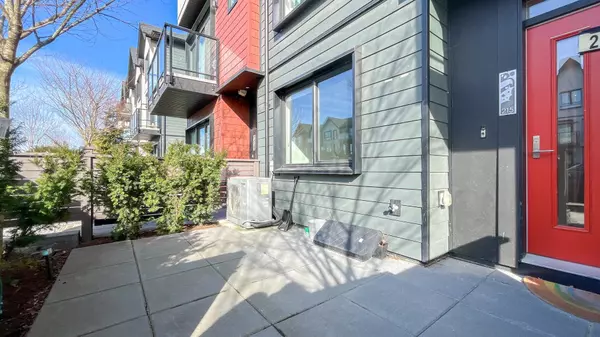 Tsawwassen, BC V4M 0E3,4738 Hemlock WAY #215