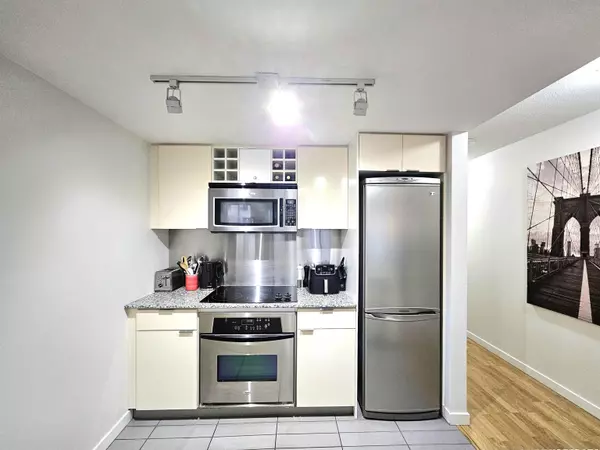 788 Hamilton ST #1008 Vancouver, BC V6B 0E9