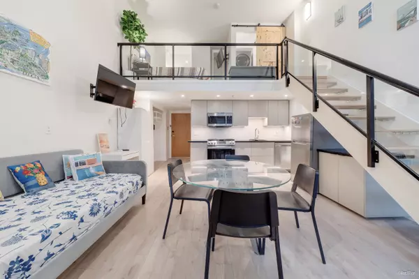 Vancouver, BC V6B 6L6,933 Seymour ST #319