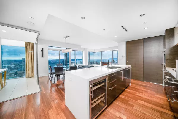 Vancouver, BC V6C 0B5,667 Howe ST #4101