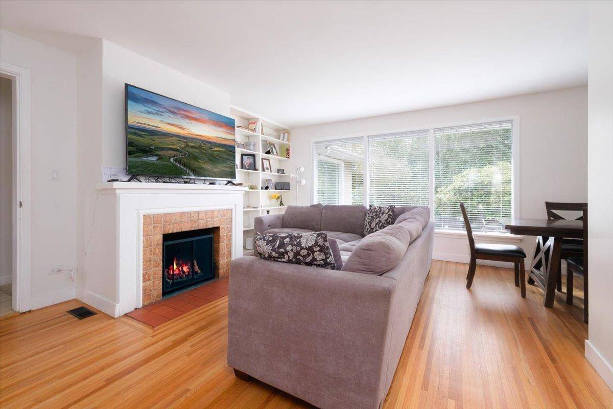 North Vancouver, BC V7R 1C7,3001 Paisley RD