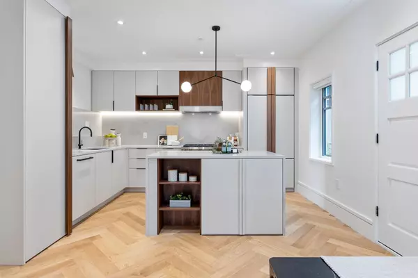 Vancouver, BC V6P 5M2,7067 Cypress ST