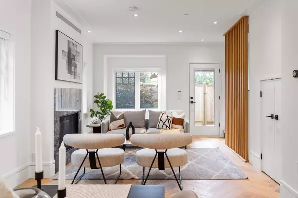 Vancouver, BC V6P 5M2,7067 Cypress ST