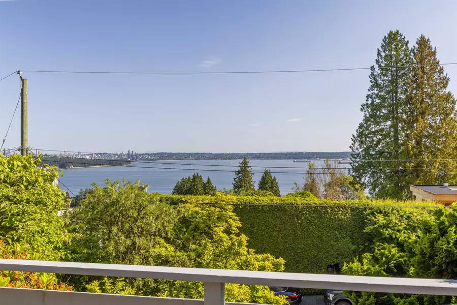 2575 Queens AVE, West Vancouver, BC V7V 2Y9
