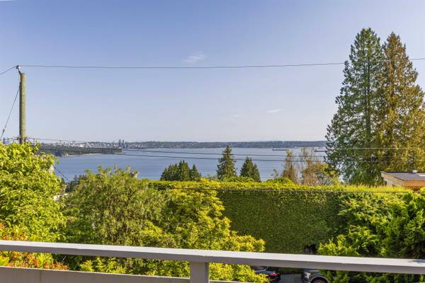 2575 Queens AVE, West Vancouver, BC V7V 2Y9