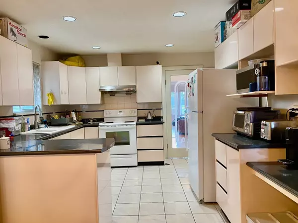 Burnaby, BC V5G 1R7,3754 Elmwood ST