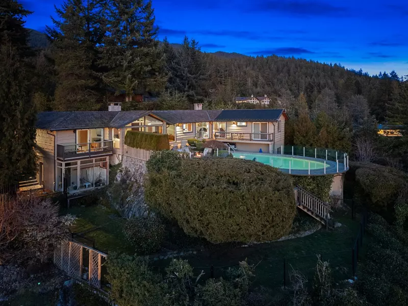 4570 Woodgreen CT, West Vancouver, BC V7S 2V7