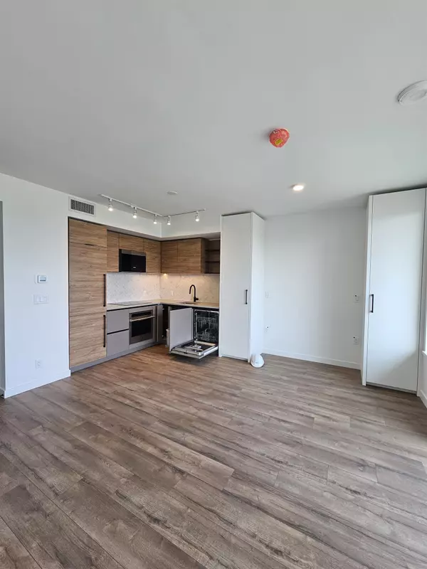 Surrey, BC V3T 0S6,13428 105 AVE #2103