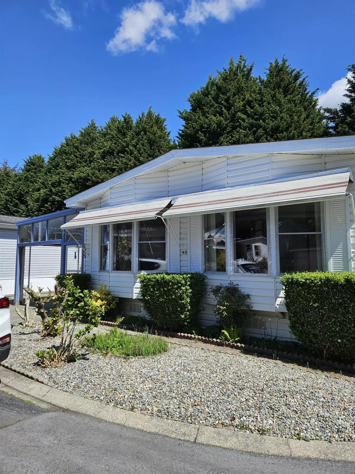 Surrey, BC V4A 5A2,2062 King George HWY #105