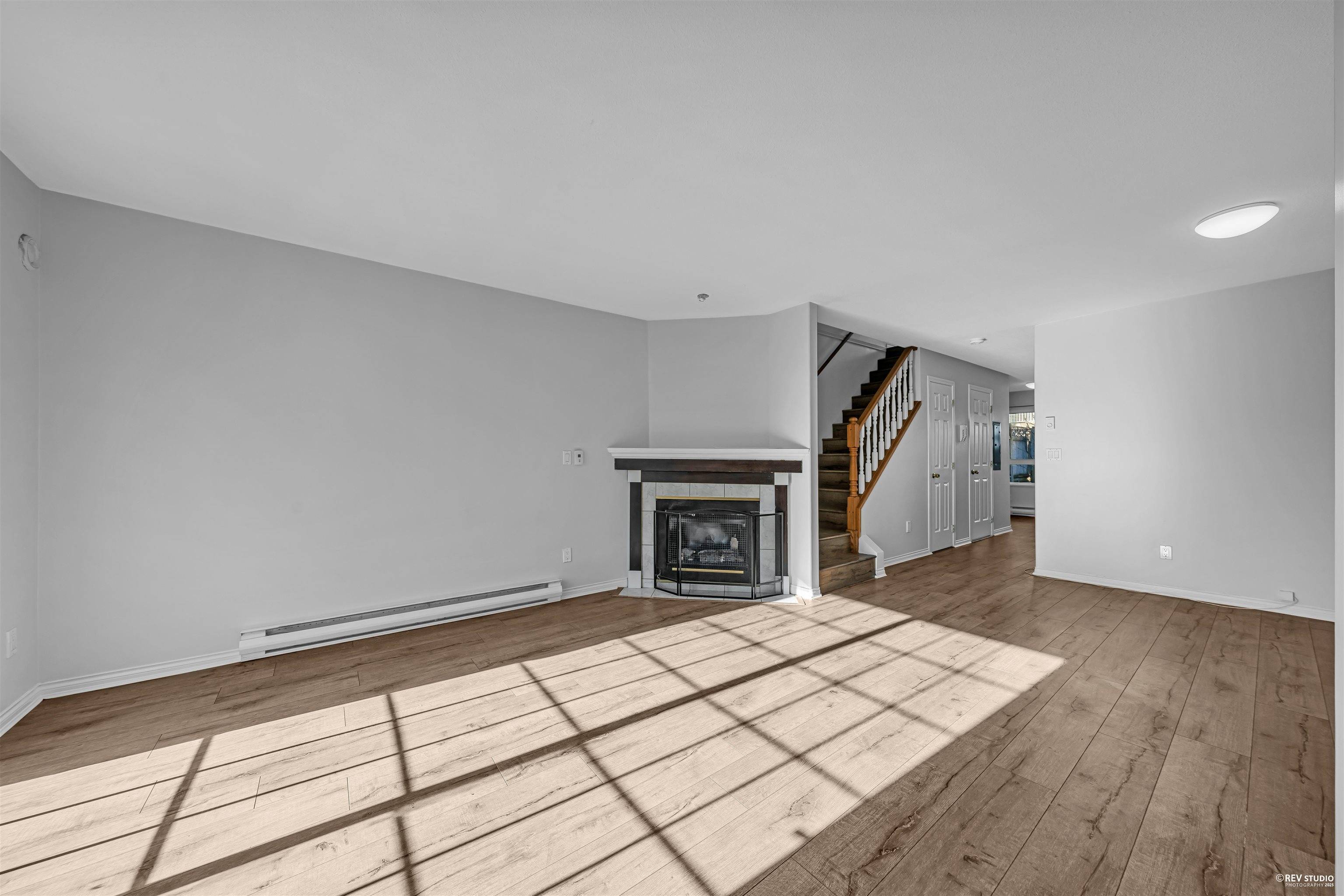 North Vancouver, BC V7P 1R3,910 W 16th ST #1