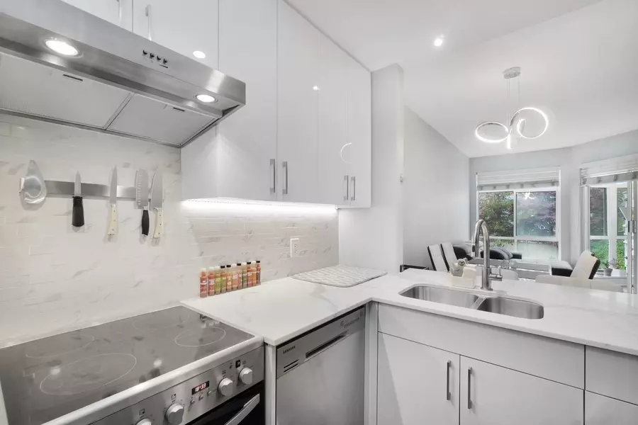 630 Roche Point DR #306, North Vancouver, BC V7H 3A1