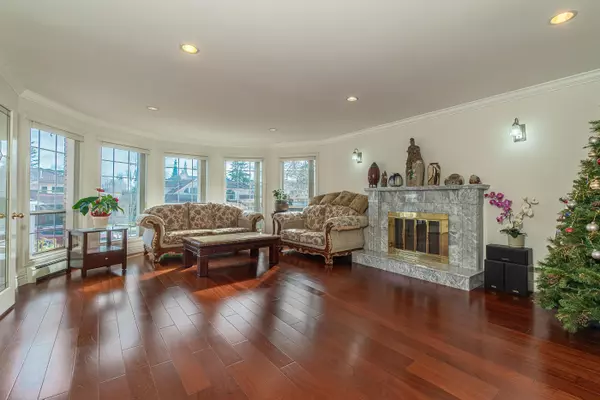 Burnaby, BC V5B 2M6,6169 Lochdale ST