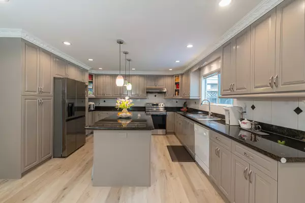 Burnaby, BC V5B 2M6,6169 Lochdale ST