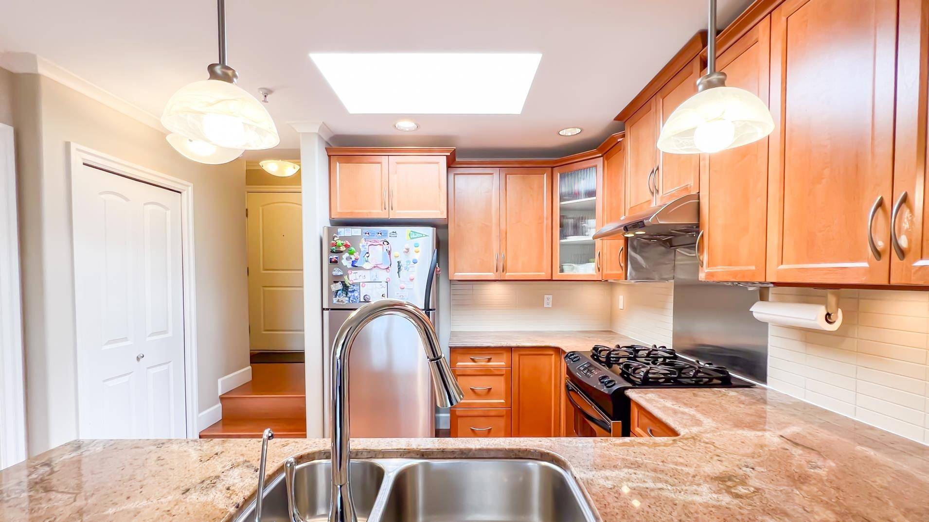 Vancouver, BC V6M 2J2,2103 W 45th AVE #406