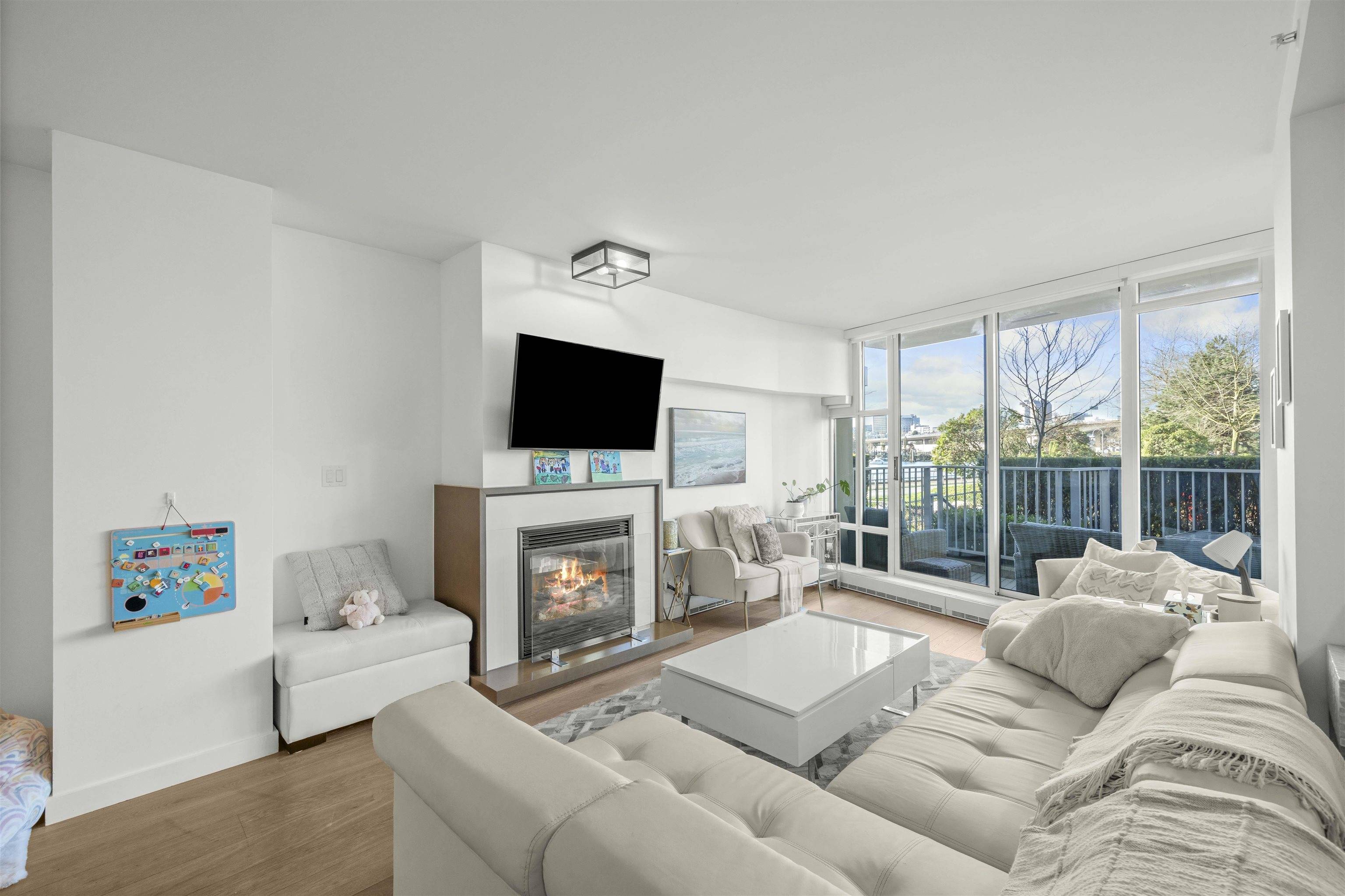 Vancouver, BC V6B 0A5,8 Smithe Mews #106