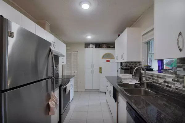 Surrey, BC V3W 2P8,14154 72 AVE