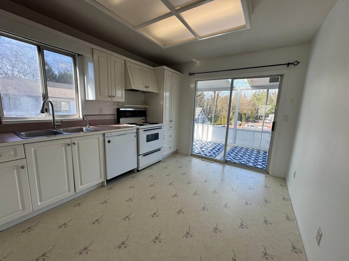 Maple Ridge, BC V2X 4J7,22377 124 AVE #UPPER LEVEL