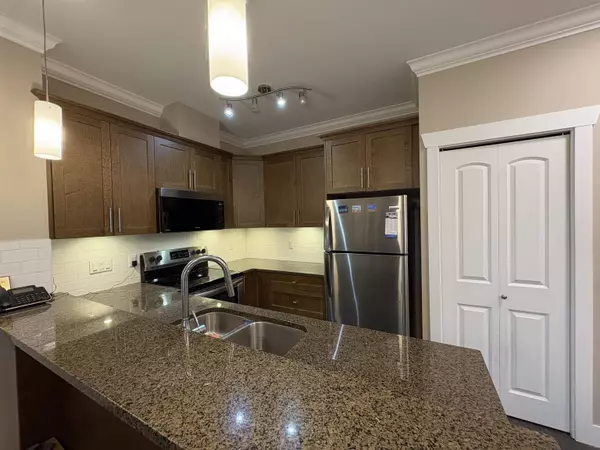 8183 121a ST #409, Surrey, BC V3W 1S7