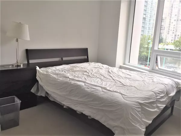 Vancouver, BC V6B 0P3,68 Smithe Street #522