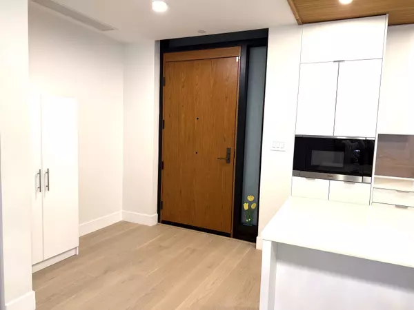 West Vancouver, BC V7W 2B2,6699 Nelson AVE #101