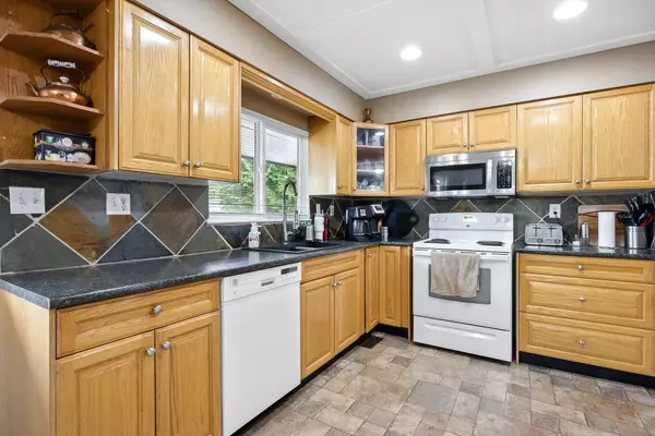 Maple Ridge, BC V2X 5K3,12380 216 ST