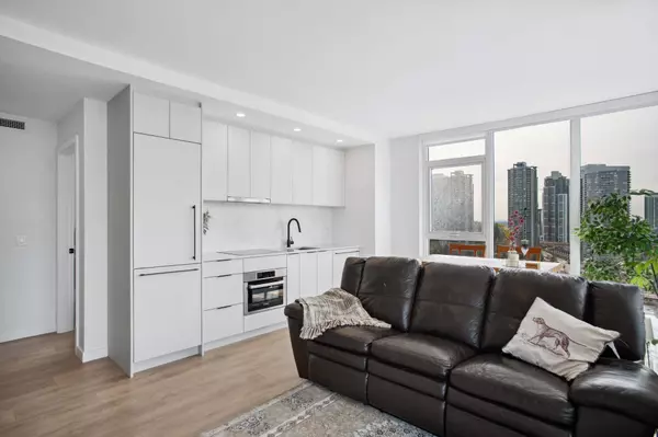 Surrey, BC V3T 1N7,13685 102 AVE #1608