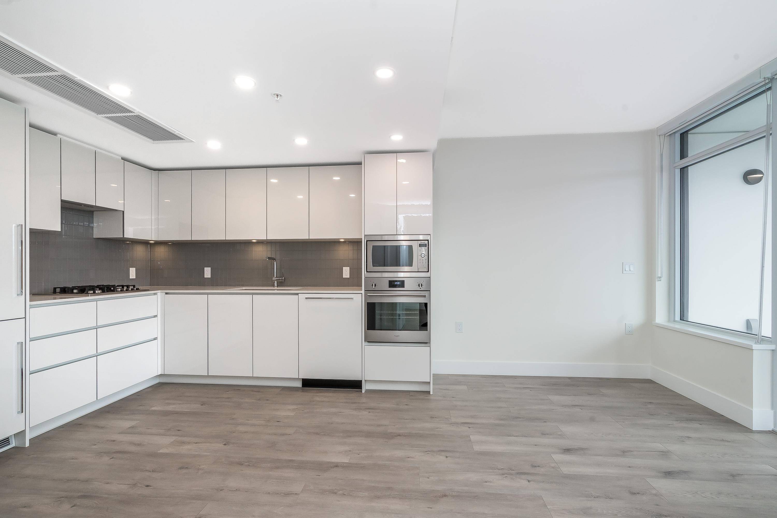 10428 Whalley BLVD #1207 Surrey, BC V3T 5J6