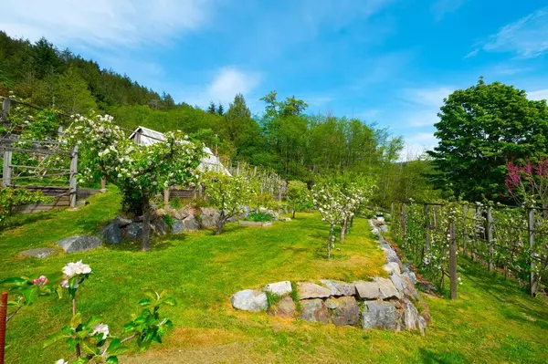 Bowen Island, BC V0N 1G2,620 Laura RD