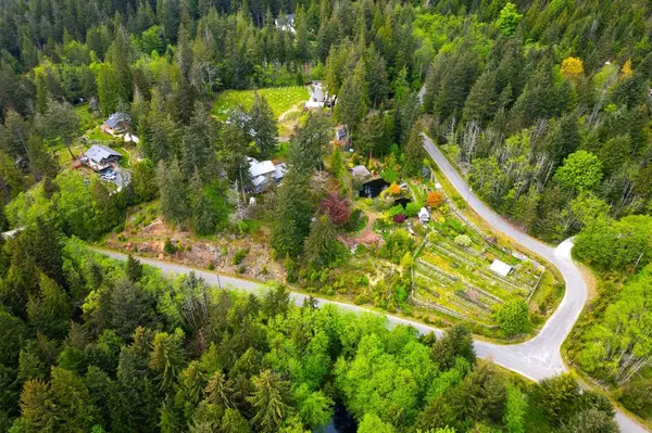 Bowen Island, BC V0N 1G2,620 Laura RD
