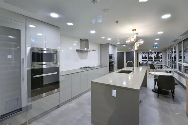 1675 Lions Gate LN #1703 North Vancouver, BC V7P 0E3