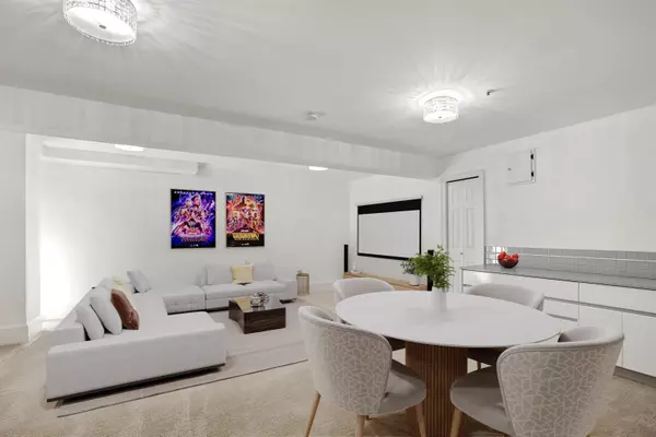 1574 Angus DR Vancouver, BC V6J 4H3