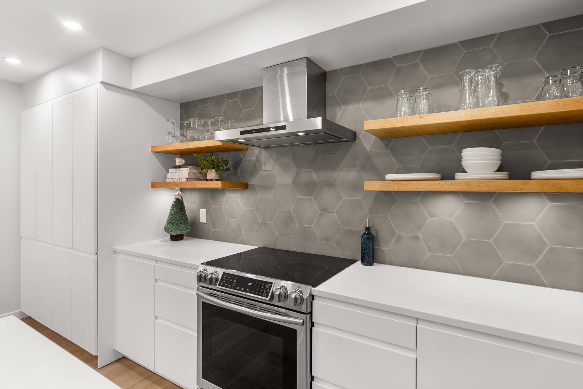 North Vancouver, BC V7M 1W4,150 W 18th ST