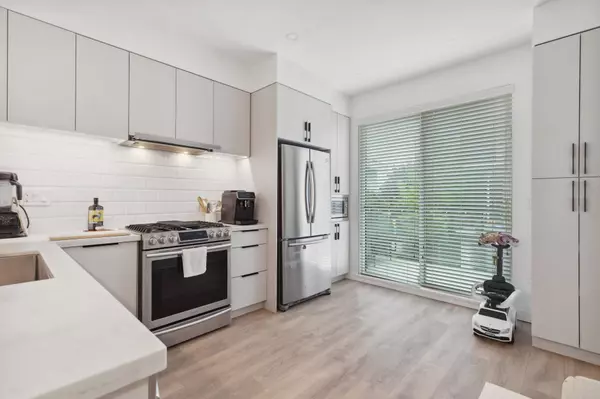 Port Moody, BC V3H 0K3,3021 St George ST #601