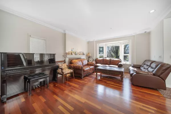 Vancouver, BC V6R 2E2,4589 W 9th AVE