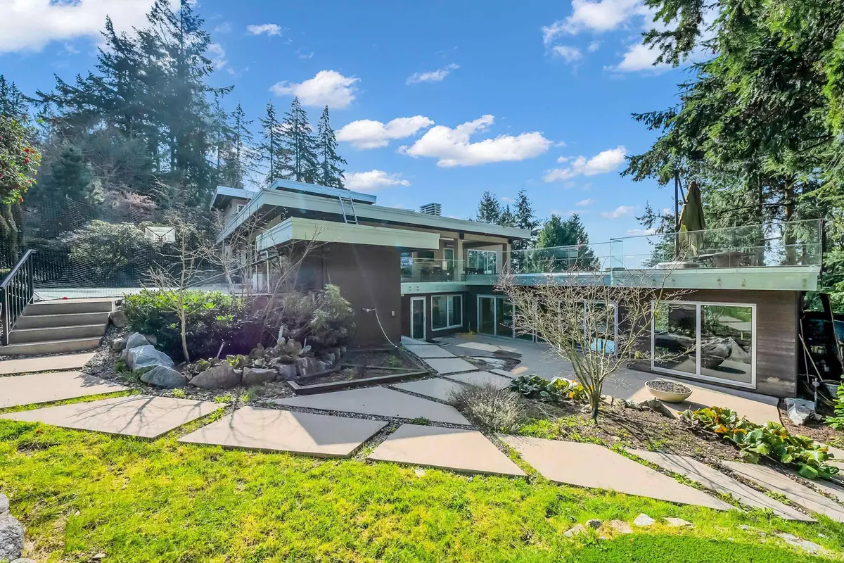 West Vancouver, BC V7V 3H9,3865 Southridge AVE