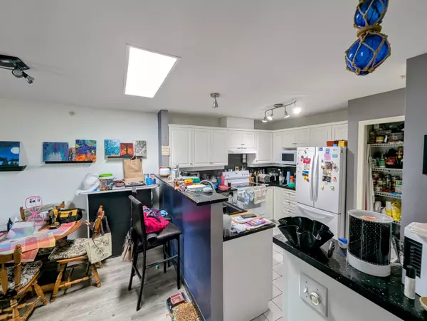 Sechelt, BC V7Z 0K5,5780 Trail AVE #322
