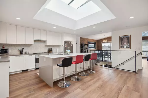 220 N Grosvenor AVE, Burnaby, BC V5B 1J4