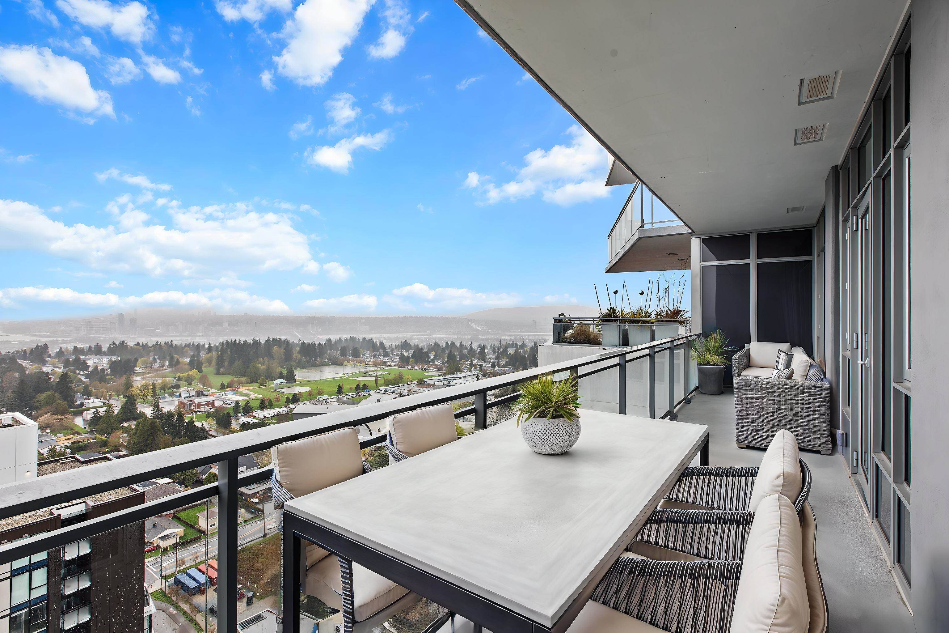 13308 Central AVE #3203, Surrey, BC V3T 0M4