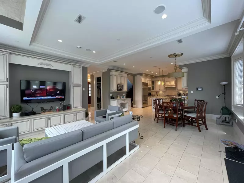 7586 Angus DR, Vancouver, BC V6P 5K3