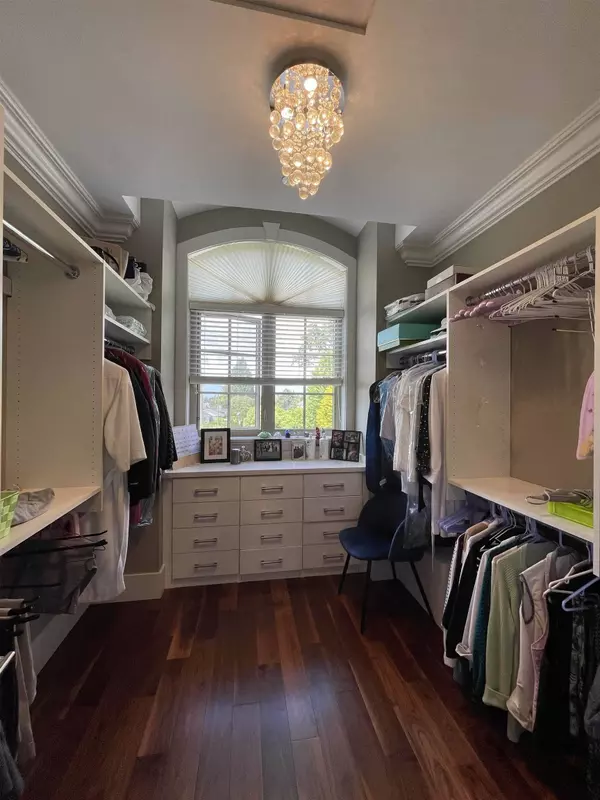 Vancouver, BC V6P 5K3,7586 Angus DR