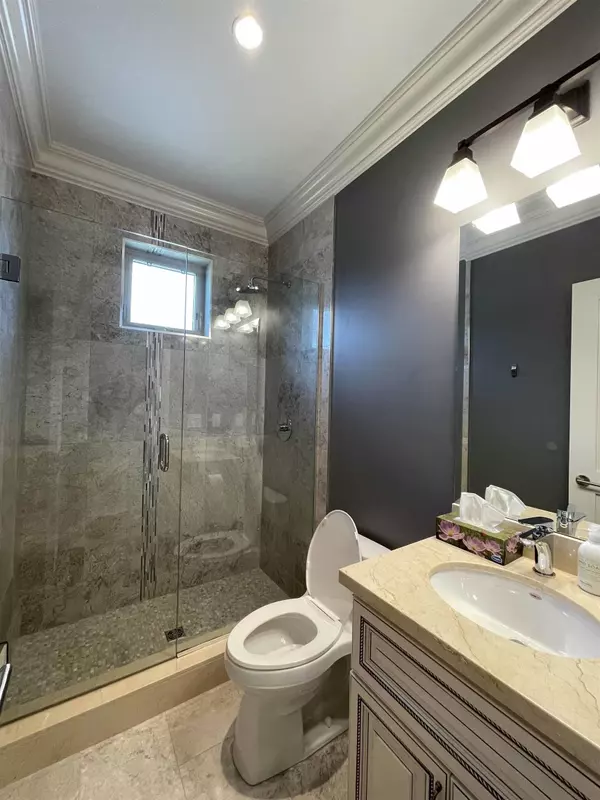 Vancouver, BC V6P 5K3,7586 Angus DR