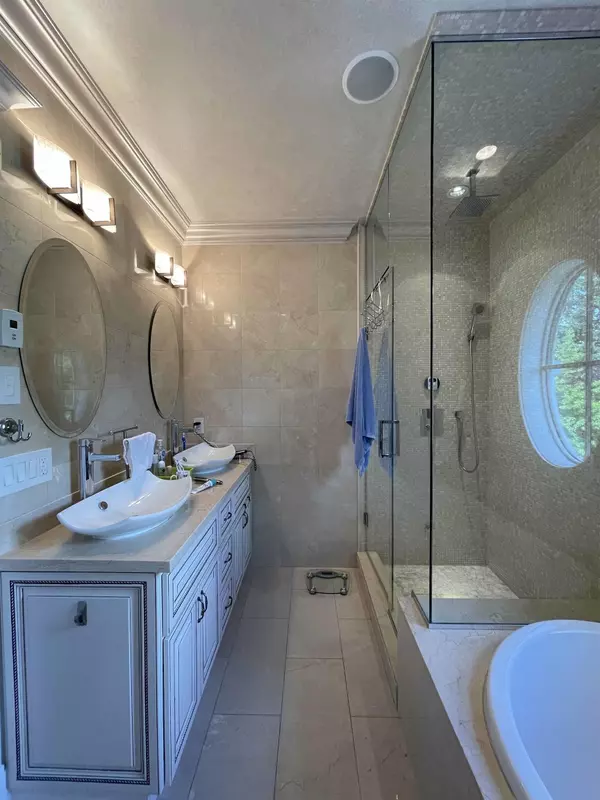 Vancouver, BC V6P 5K3,7586 Angus DR