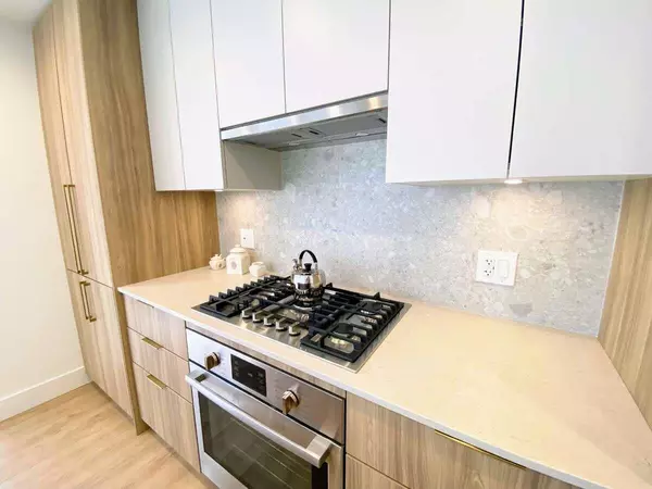 North Vancouver, BC V7J 0E8,2375 Emery CT #103