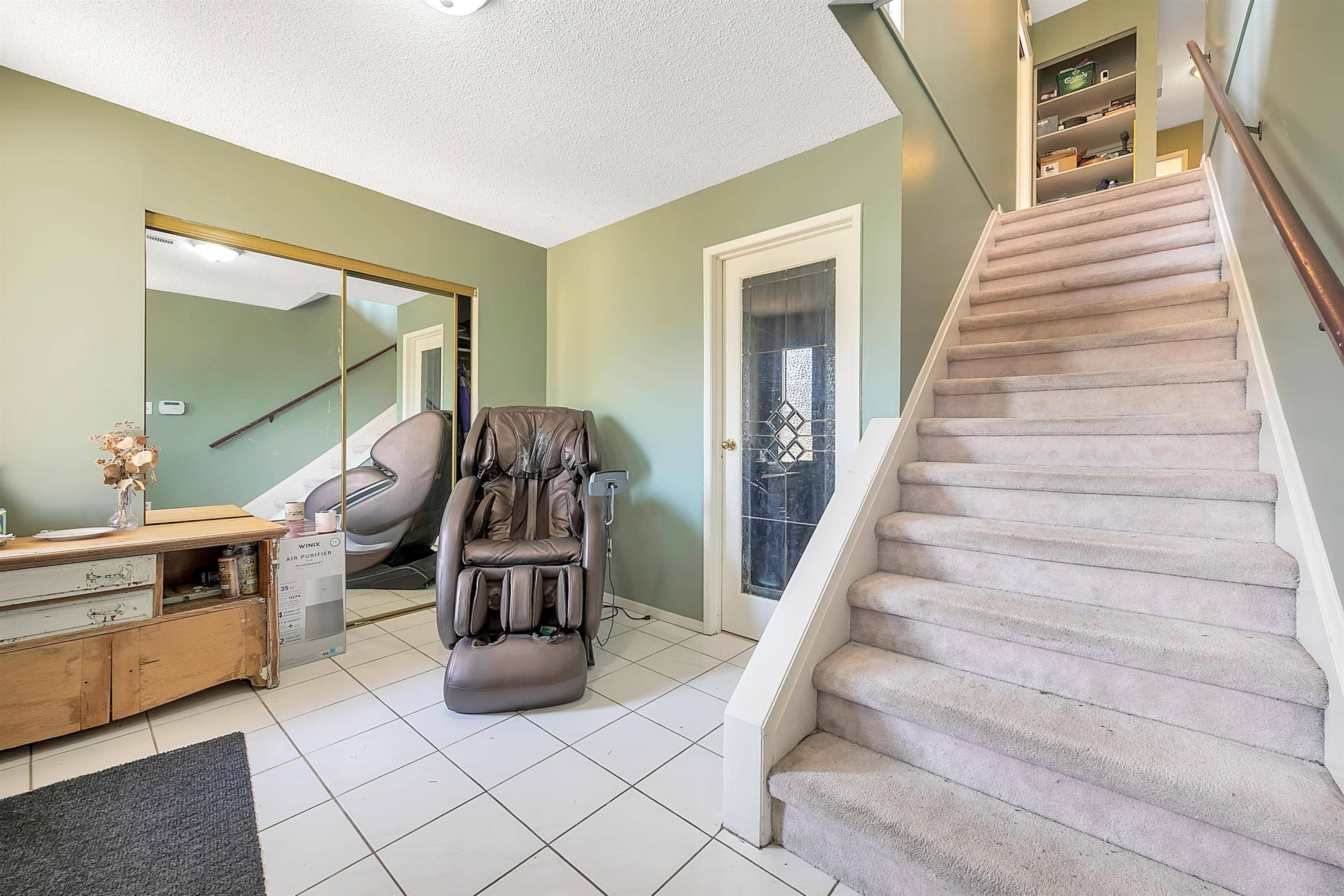 Burnaby, BC V5A 3N5,8071 Greenlake PL