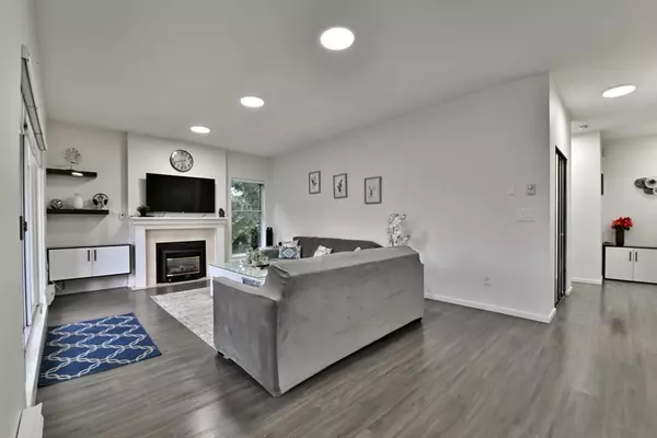 Surrey, BC V3W 0T4,13918 72 AVE #215