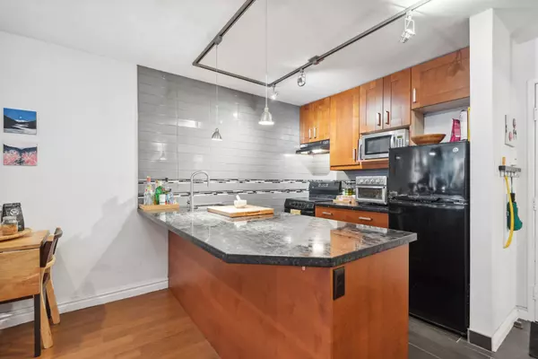 Vancouver, BC V6Z 2B8,1330 Burrard ST #615