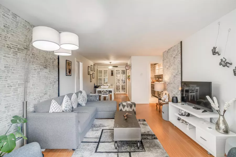 327 Ninth ST #104, New Westminster, BC V3M 3V8