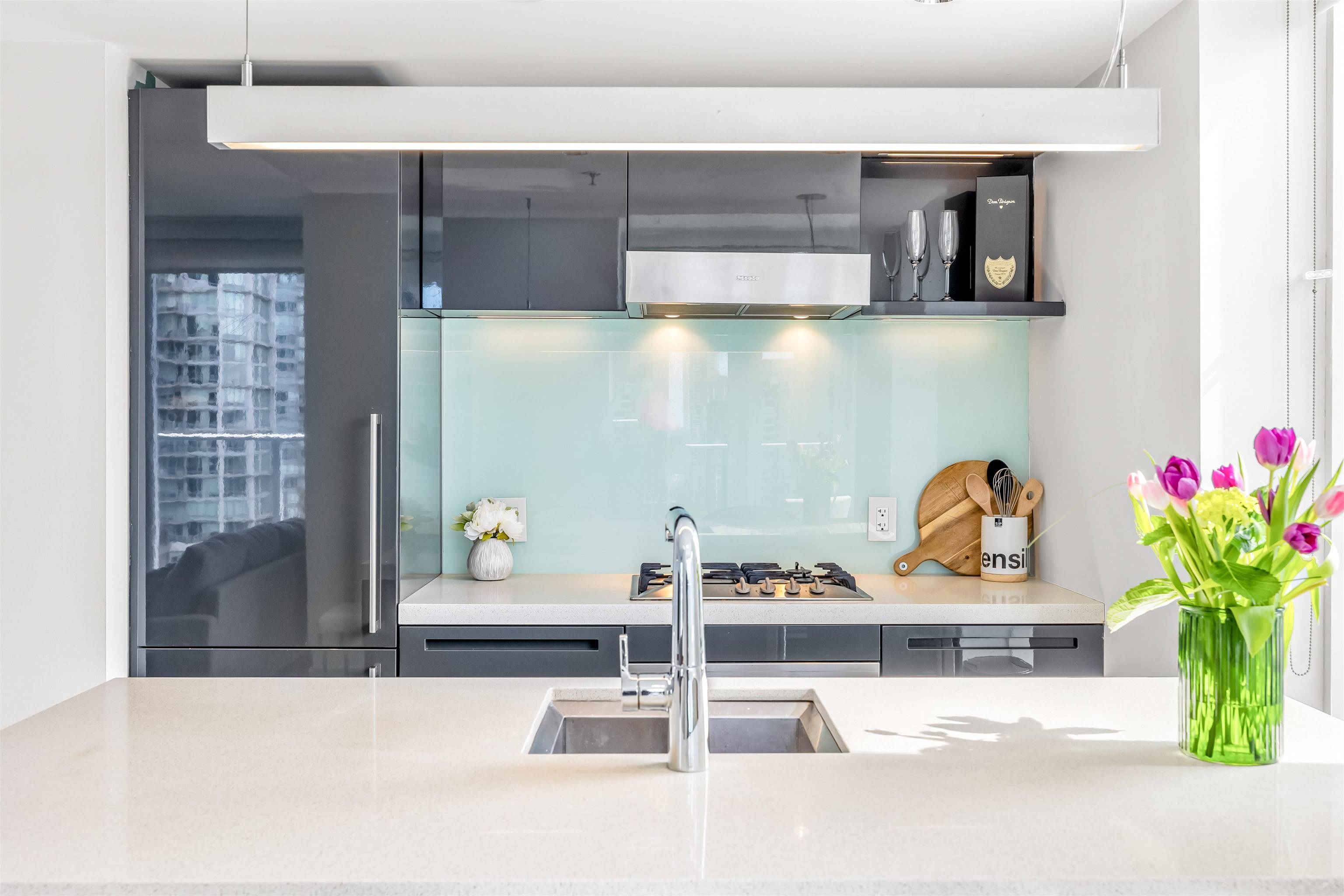 Vancouver, BC V6B 0M6,777 Richards ST #1512