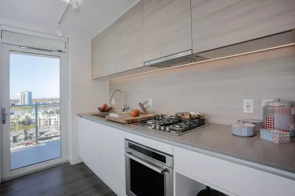 988 Quayside DR #1211 New Westminster, BC V3M 0L5